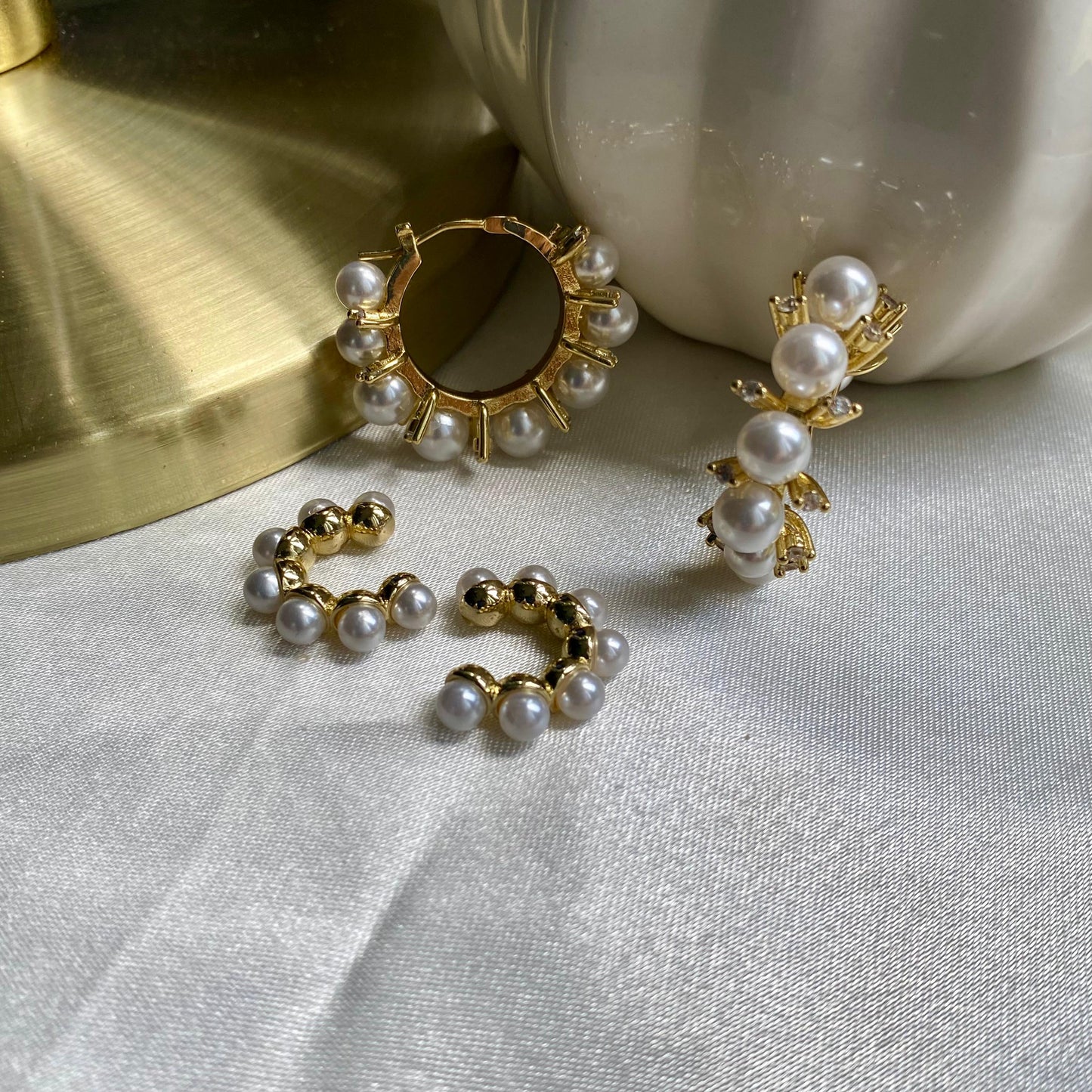 SHINY PEARL HOOPS