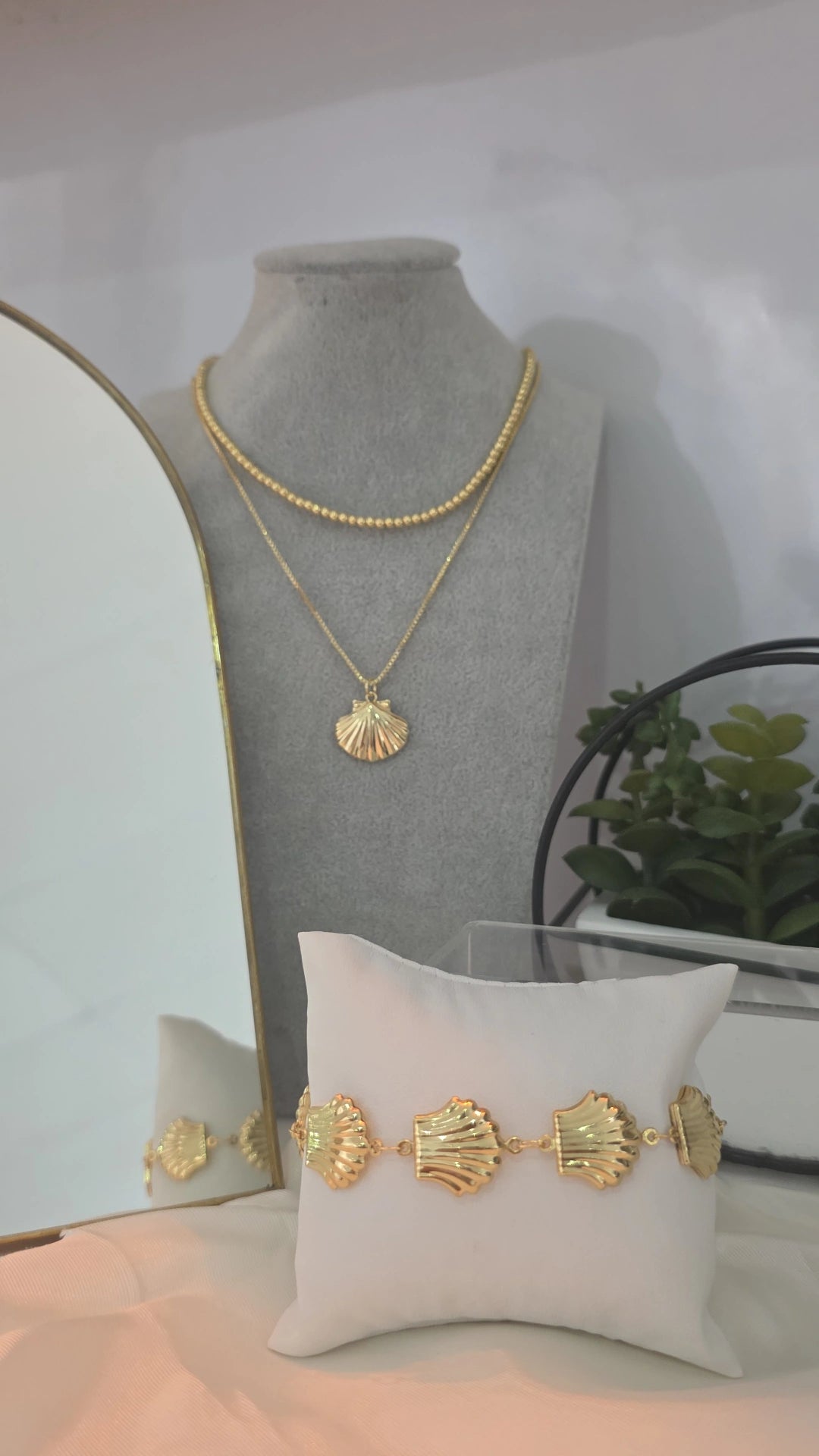 B SIMPLE NECKLACE